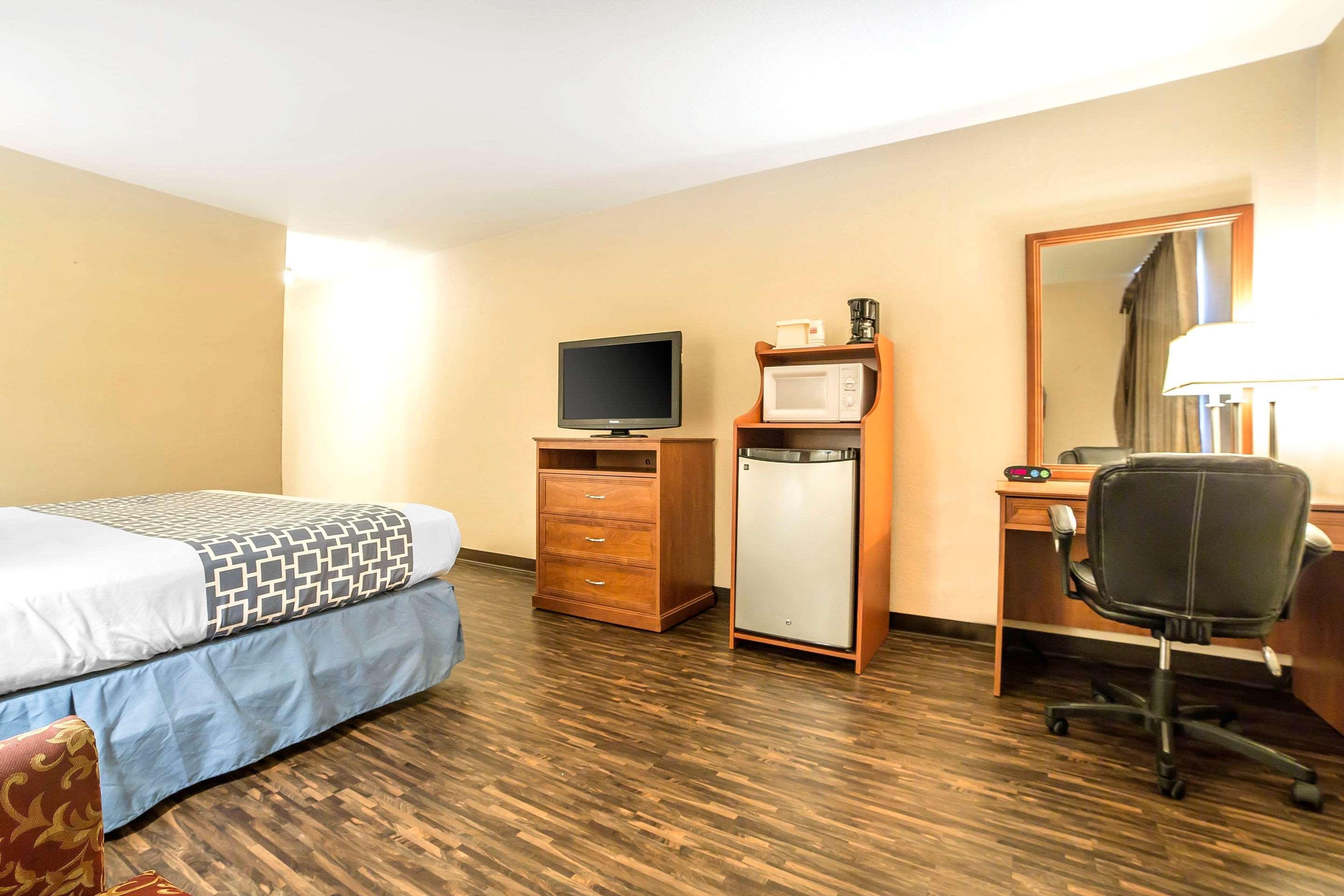 Econo Lodge Inn & Suites Sandy Exterior photo
