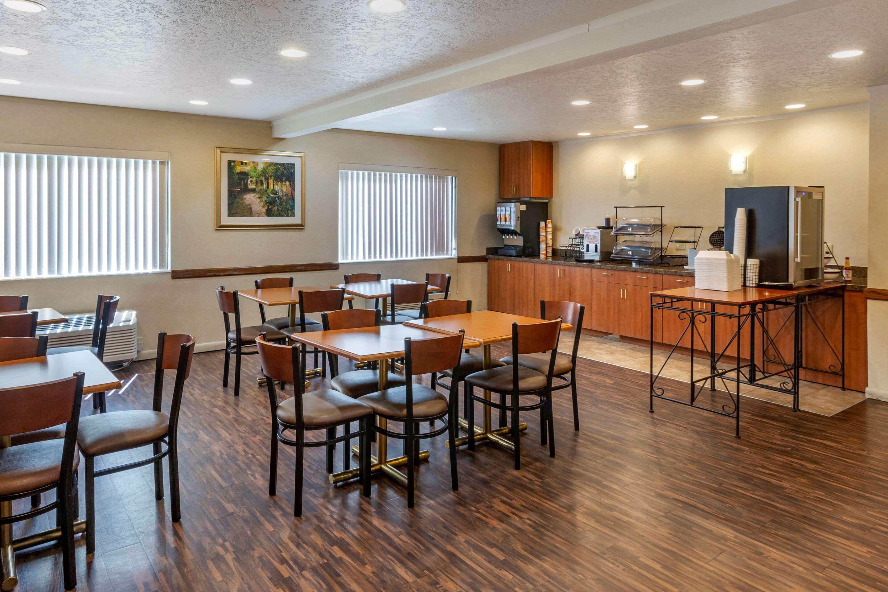 Econo Lodge Inn & Suites Sandy Exterior photo