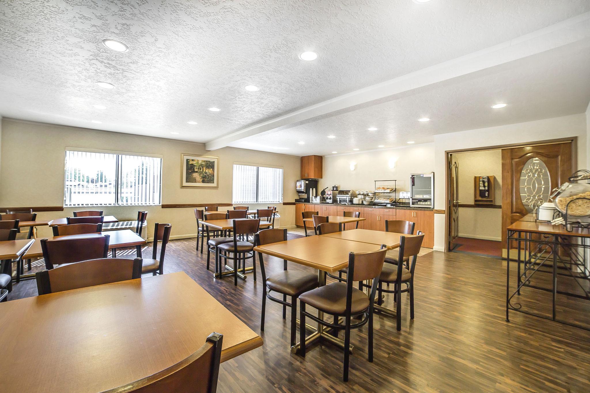 Econo Lodge Inn & Suites Sandy Exterior photo