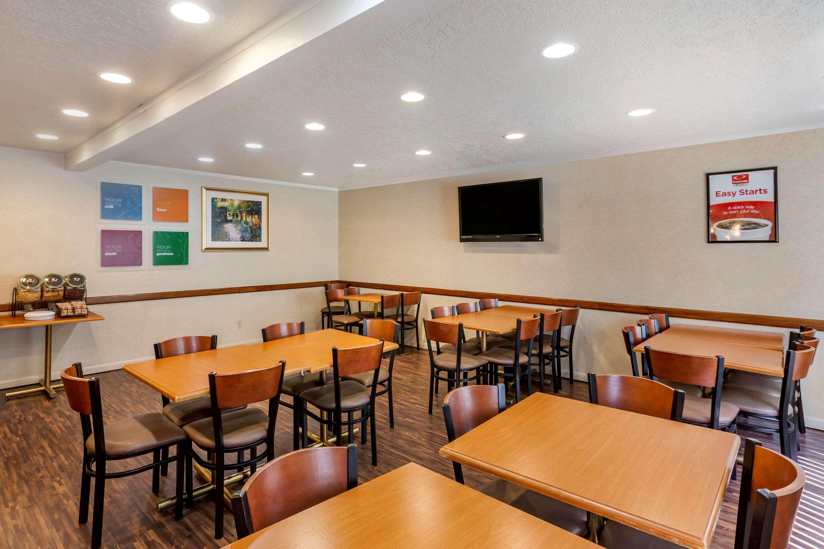 Econo Lodge Inn & Suites Sandy Exterior photo